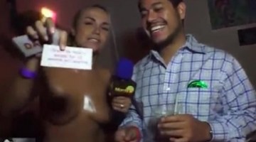 Jenny Scordamaglia / Miami Tv – Grab The Host’s Boobs For 10 Seconds Without Laughing Challenge